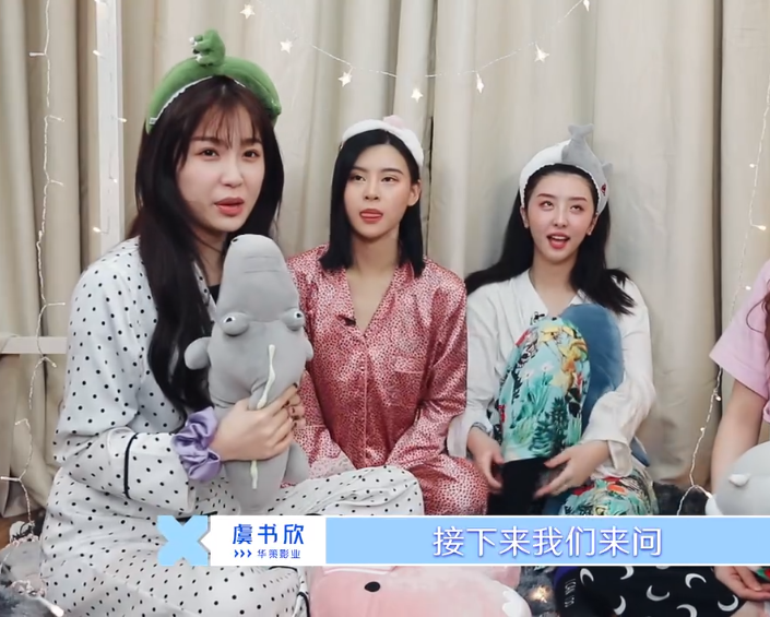 原创虞书欣赵小棠罕见同框有谁注意她们手的位置关系好坏一目了然