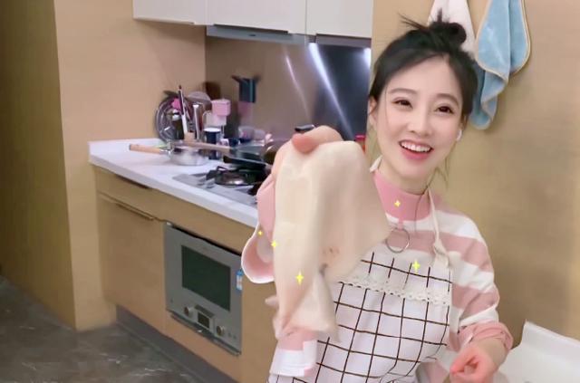 冯提莫化身美食家,手撕生墨鱼,自称吃货大王,网友羡慕:吃不胖