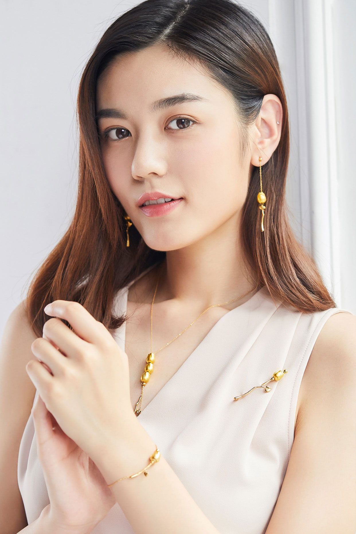 第13与14页环绕而成的心形上面铺满18颗璀璨的金珠犹如爱人的寄语