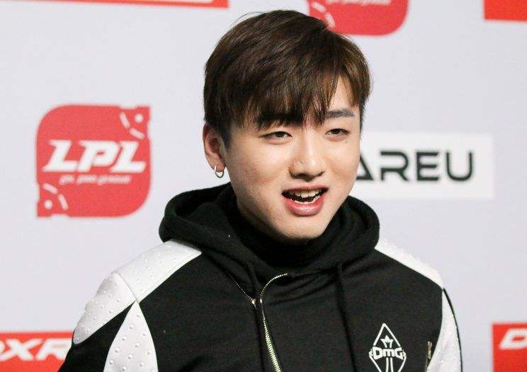 这也太惨了!icon直播吐槽omg宿舍:环境太恶劣了,天花板还掉灰