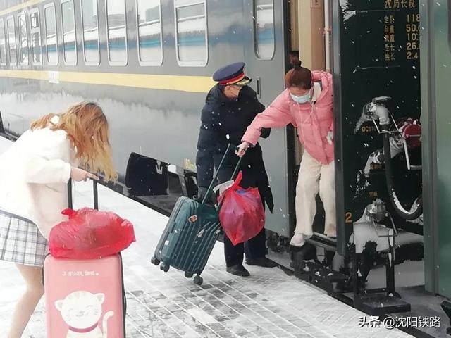 列车员靳卫东是一名退伍军人,他退伍不褪色,主动承担防疫期间增加的