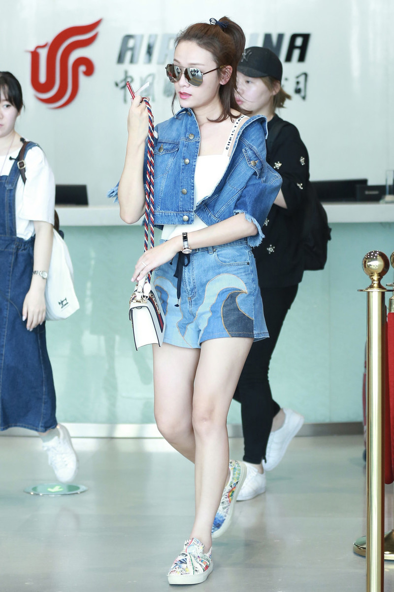 原创叶一茜气质好清纯牛仔夹克不好好穿非把吊带香肩露在外面