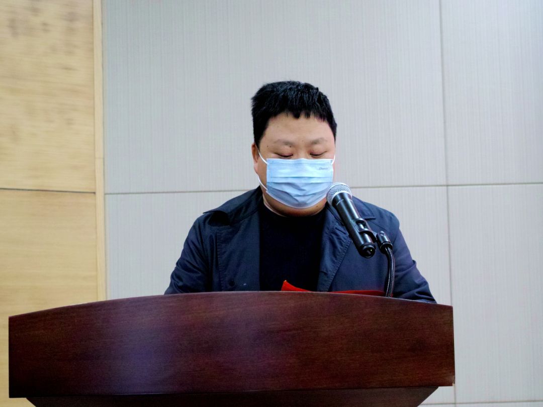 院长费伦(左)代表双方上台签约玉环市副市长王超,玉环市卫健局局长王