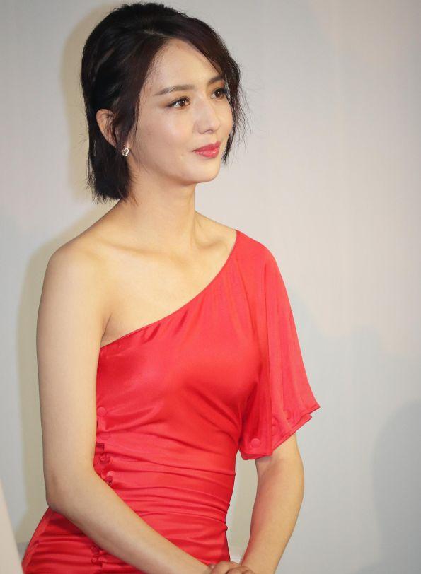 佟丽娅出席活动看到她的生图这才是36岁女人该有的样子