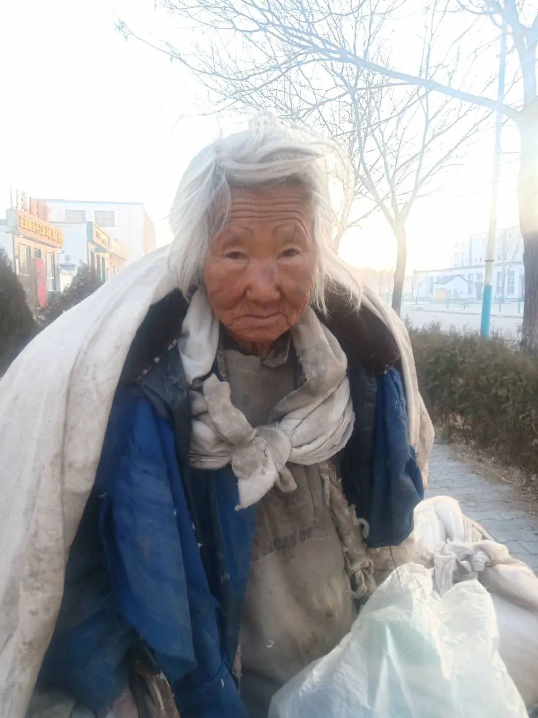 这个女孩有点"傻":把流浪老人接到家,还想为她养老送终_宋敏