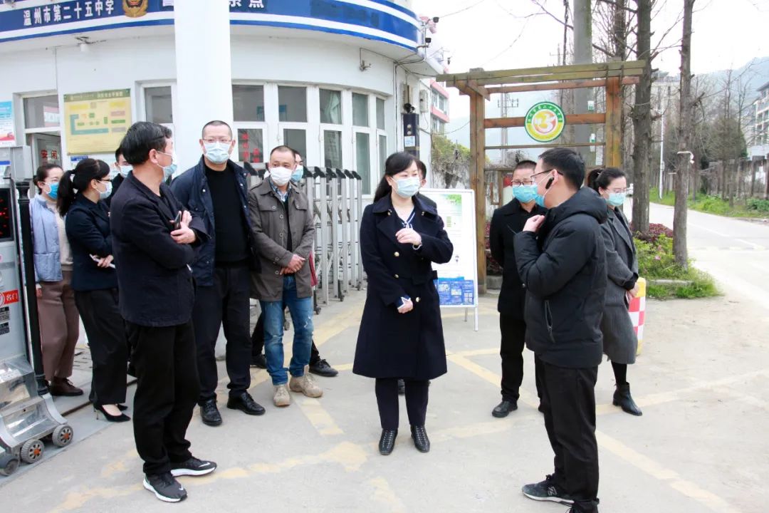 陈军苹一行先后来到区外国语学校,永中中学,永中二小,温二十五中,崇文