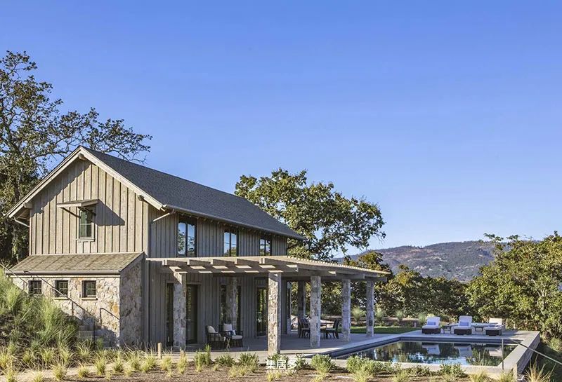 一对年轻夫妇在加利福尼亚的现代牧场别墅