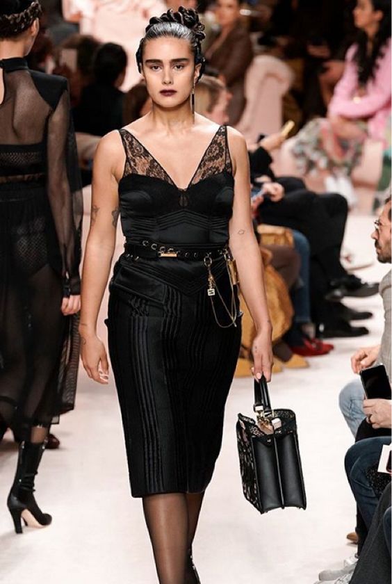 十年来第一位走上chanel秀的大码模特胖女孩的逆袭成大牌最爱