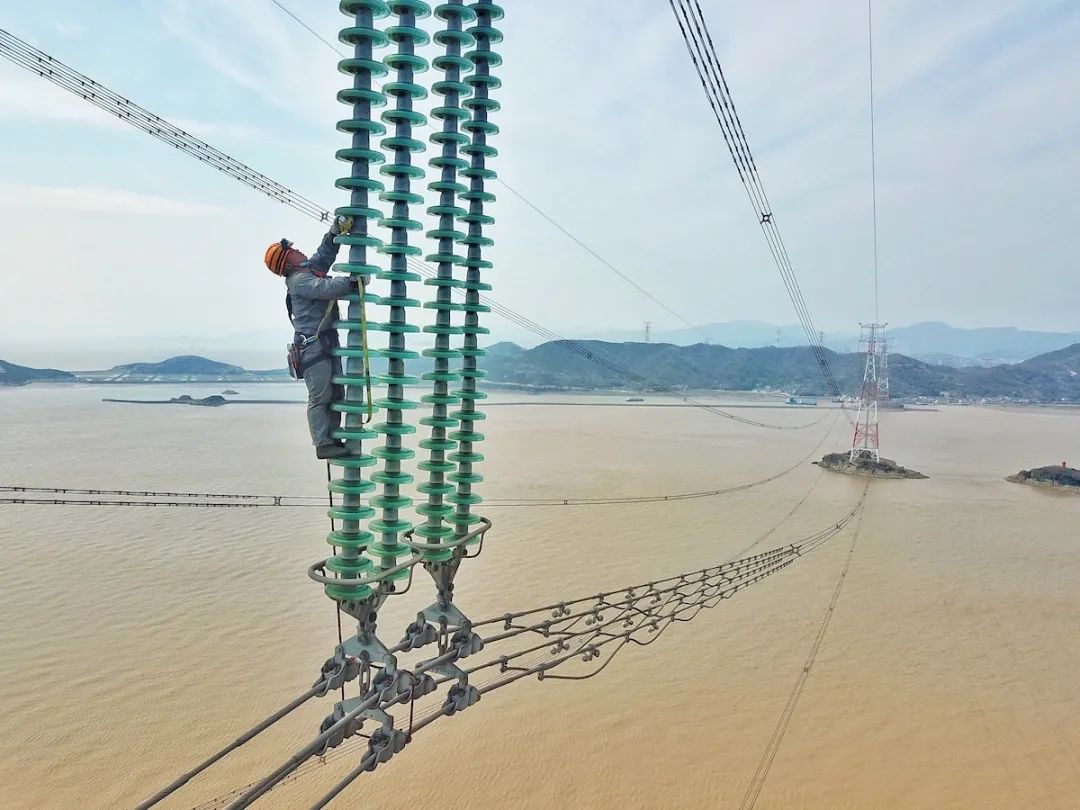 电力检修人员会边走边观察线夹,间隔棒,防震装置等设备的运行情况,对