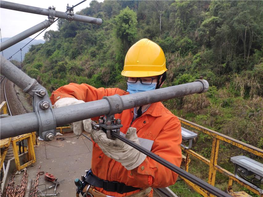 福州供電段南平供電車間接觸網工正在6米高的接觸網作業車平臺上作業