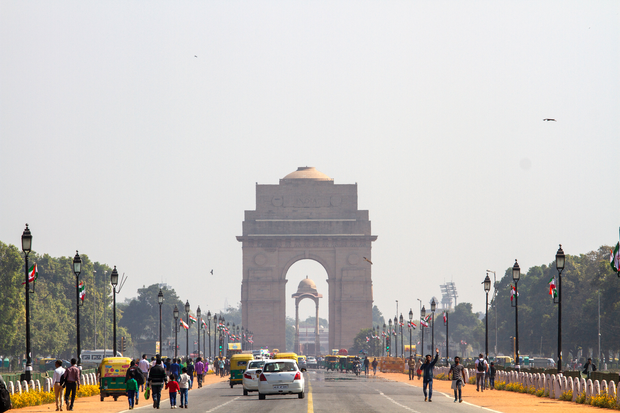 印度首都德里最美的大道印度门和总统府遥遥相望游客络绎不绝