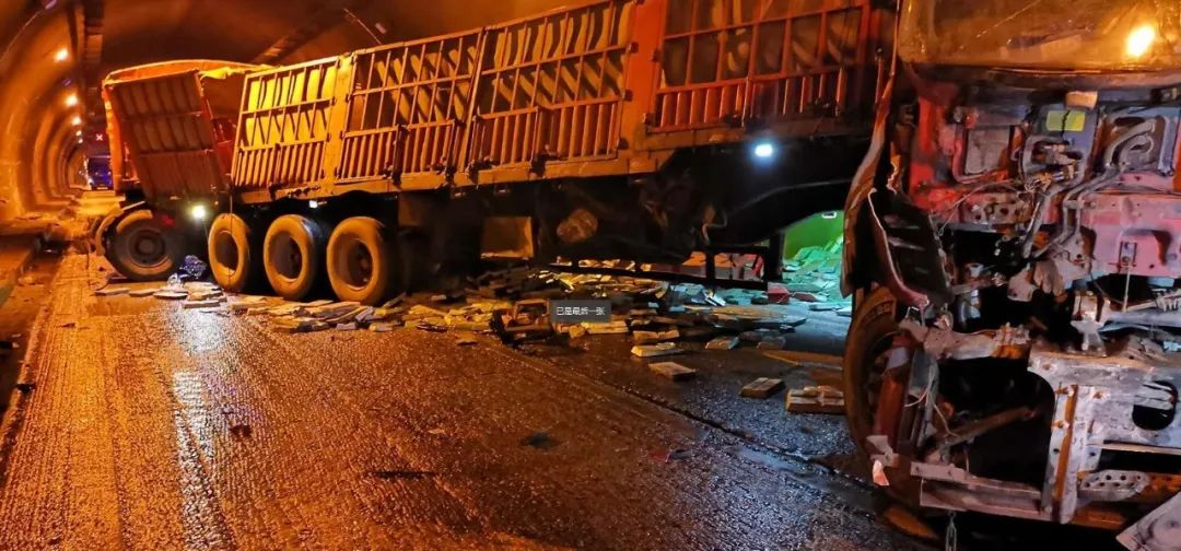 广昆高速富砚段发生一起道路交通事故