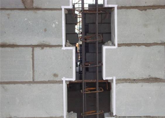 1)支模前,由于砖墙与模板接触处易存在较大的缝隙,需沿构造柱砖墙边缘