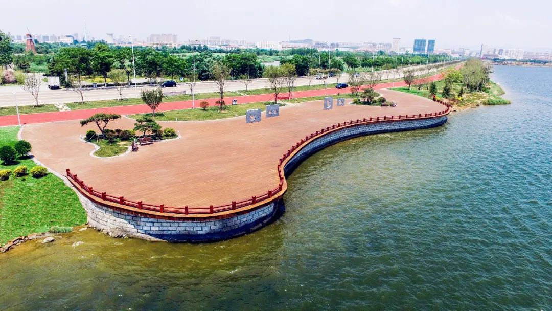 绿轴公园半岛环海路口袋公园通过近年来的建设,荣成城区已基本形成点