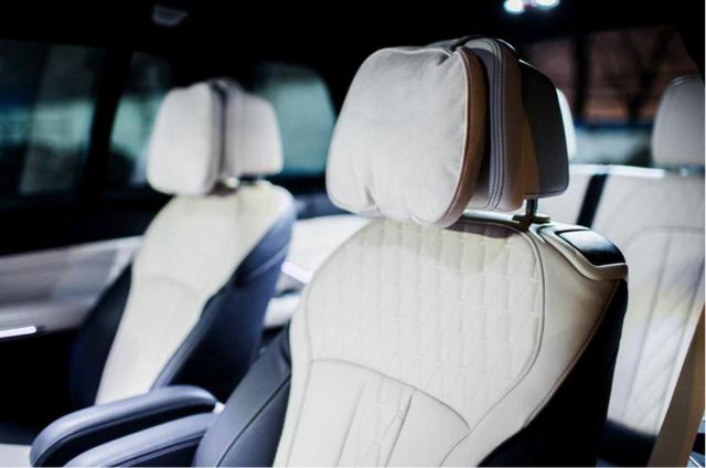 前排座椅则具备电动腿托,电动腰部支撑以及电动包裹性调节,座椅通风和