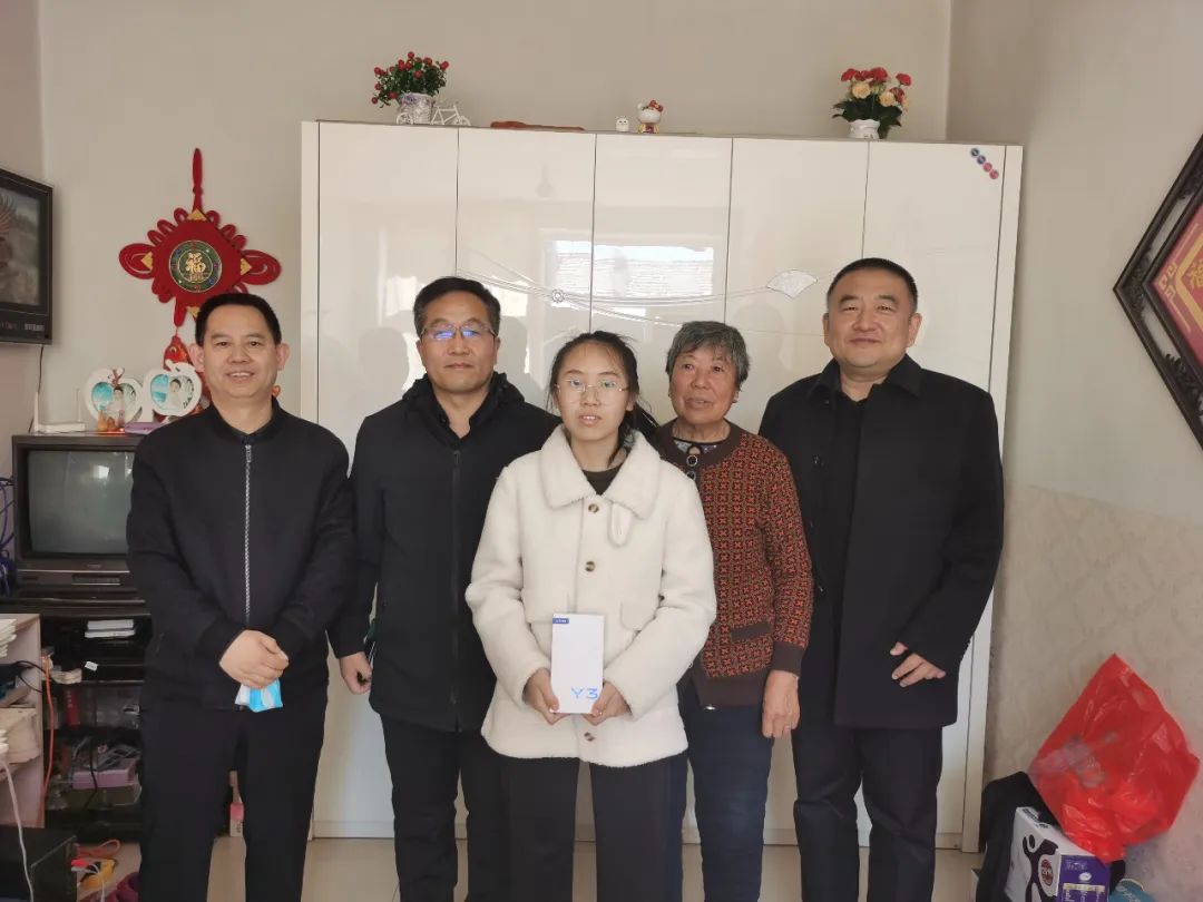 有爱能将春风暖 桃李知恩艳风华_孙嘉楠