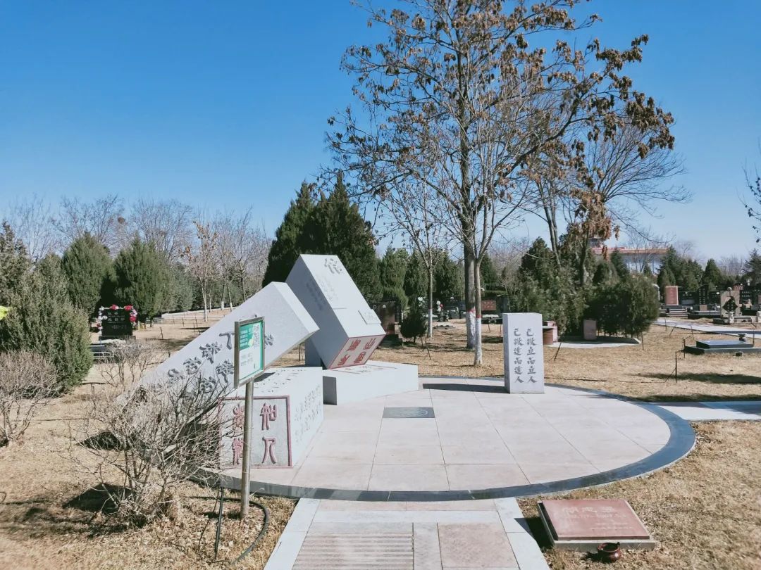 现场祭祀:限时分流,陵园各有妙招疫情期间,为了避免扎堆拥堵,银川市的