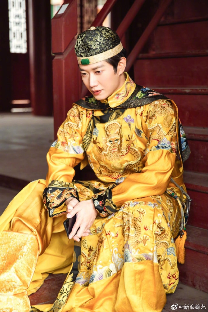 李嘉铭穿皇帝龙袍单膝下跪求婚刘泳希穿凤袍感动落泪