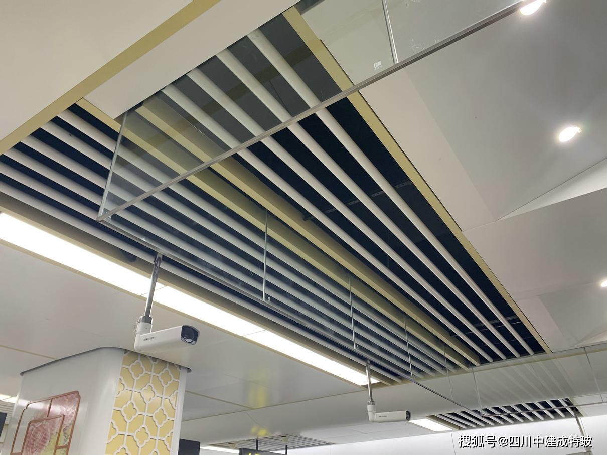 四川防火玻璃挡烟垂壁案例之成都地铁4号线挡烟垂壁案例