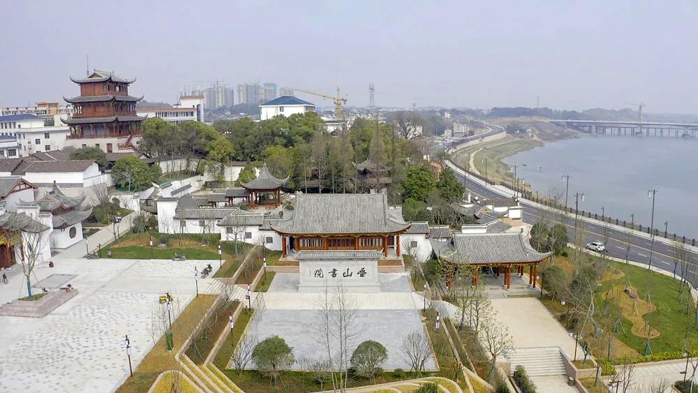 弋阳信江河畔的古建群叠山文化公园