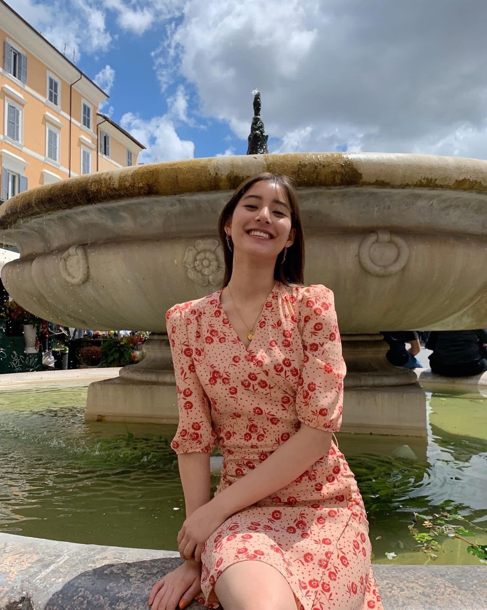 新木优子分享写真集花絮照一袭粉红碎花裙展妙曼身姿