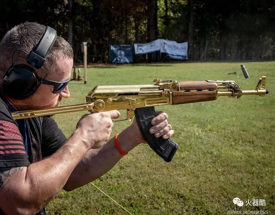 火力释放扣动扳机弹壳崩飞肩膀酸痛肾上腺素飙升