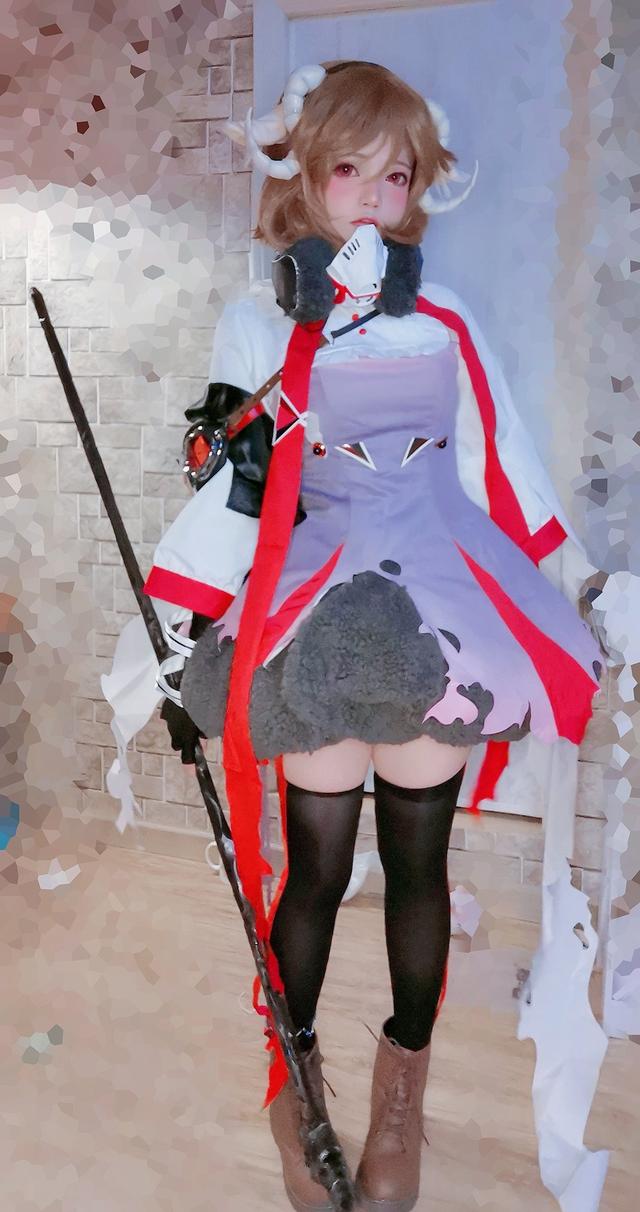 明日方舟越南美女博士新cos作品引热议高颜值小绵羊变大肥羊