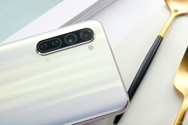 配置上,处理器决定了一款5g手机的性能和5g网络体验,oppo reno3搭载的