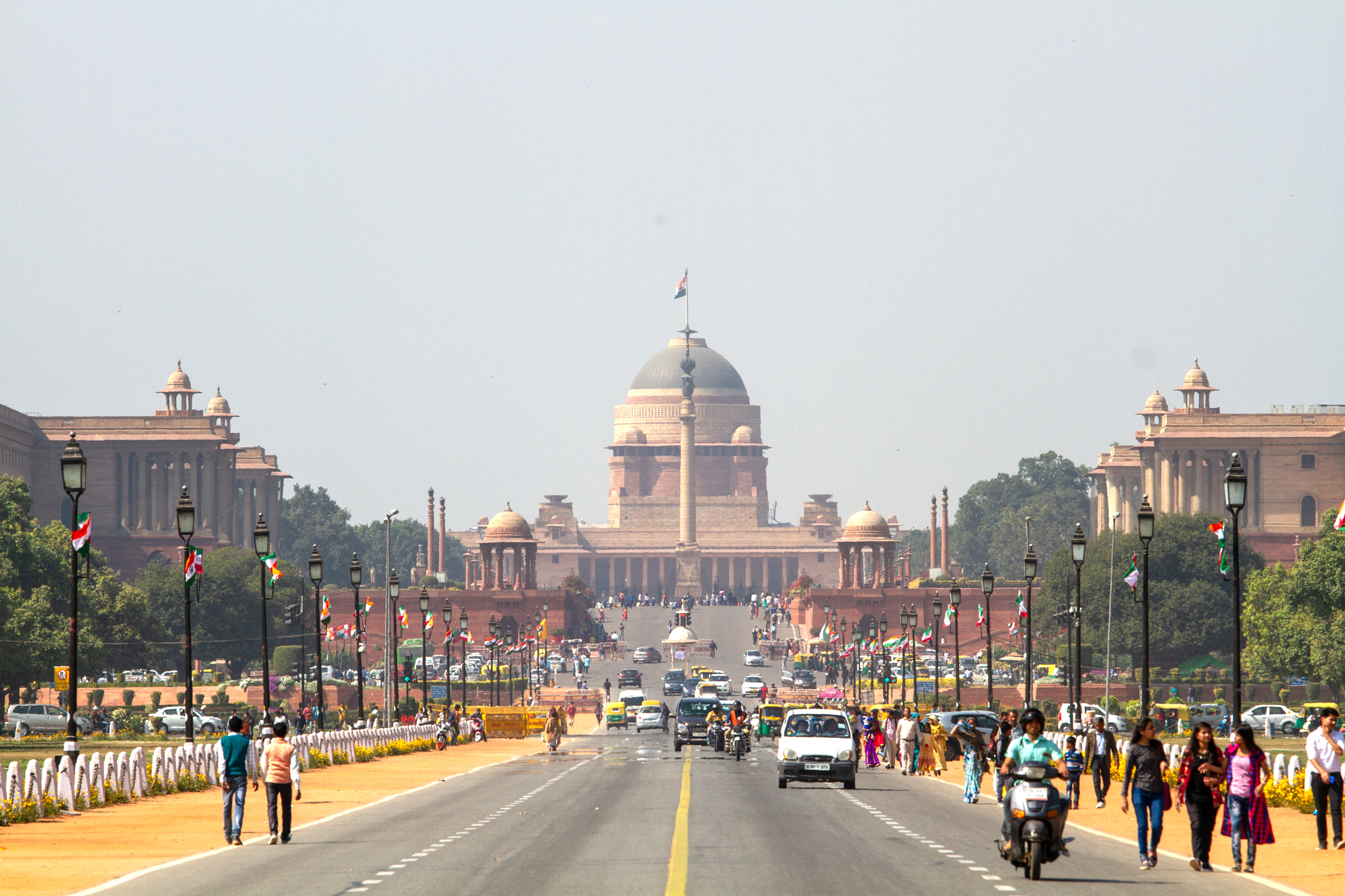 印度首都德里最美的大道印度门和总统府遥遥相望游客络绎不绝