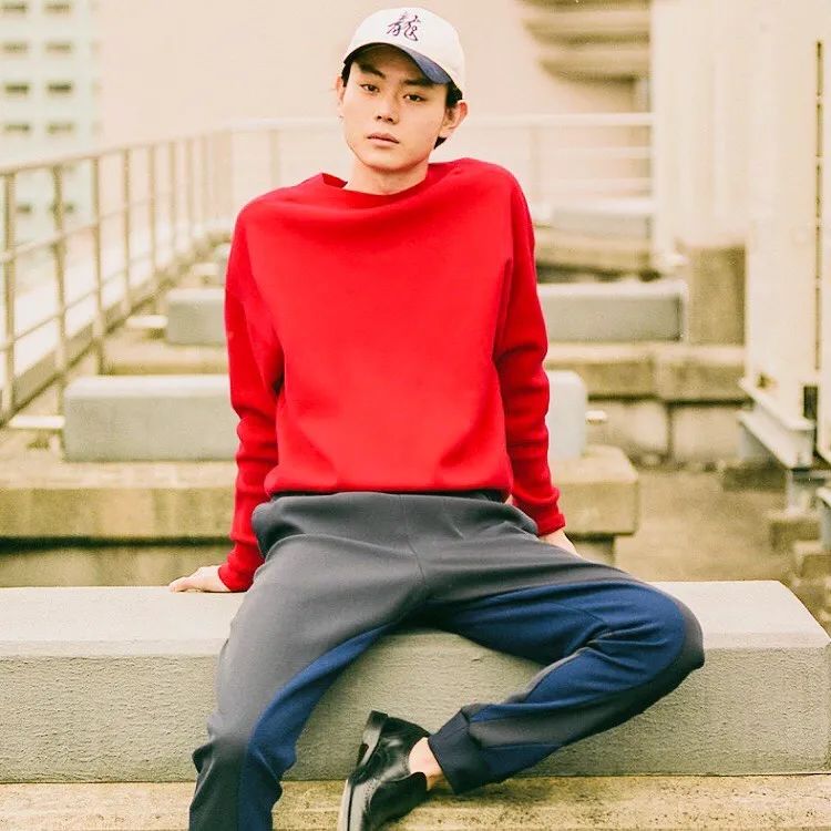 日本私服最时尚男星菅田将晖都怎么搭男生复古风最强穿搭指南