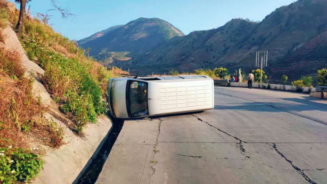 弯道强行超车,米易这个货车司机致对方来车侧翻