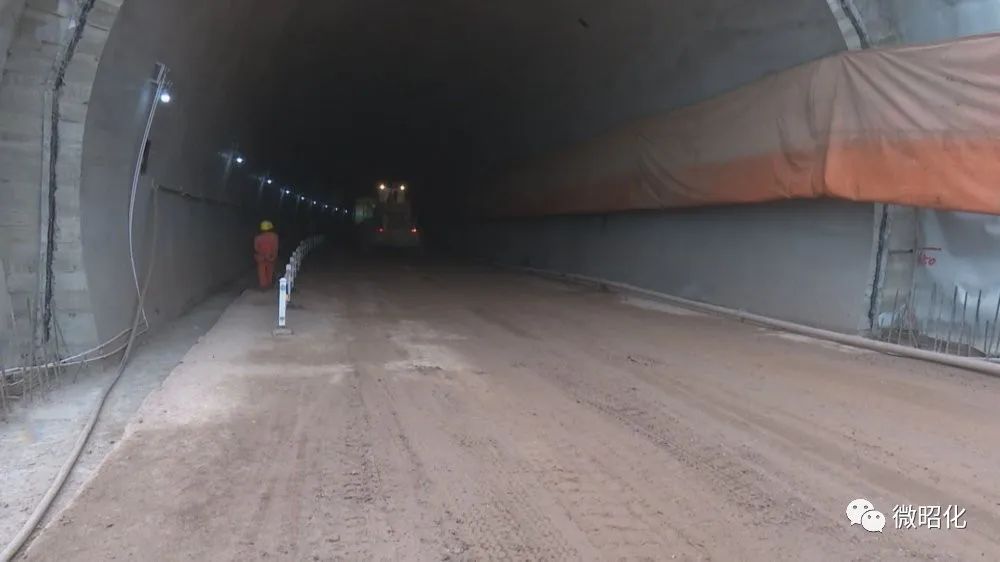 在昭化镇天雄村凉亭子隧道施工现场,工人们正忙着对隧道内的撑子面