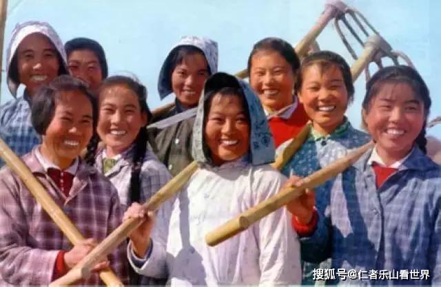 红色年代的女性形象劳动妇女70年代初女兵在海边进行打靶练习潘多