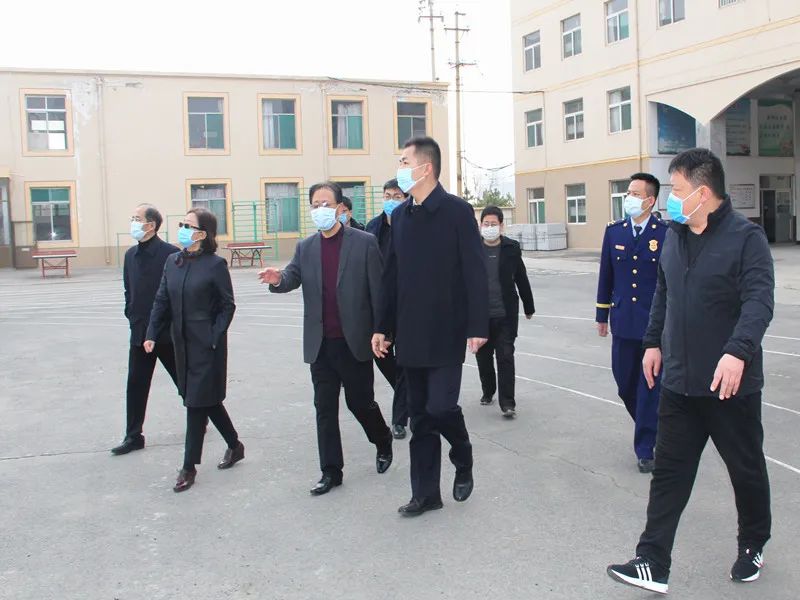 近日,郊区区长宁文鑫带队前往辖区玉泉中学和荫营中学专题调研疫情