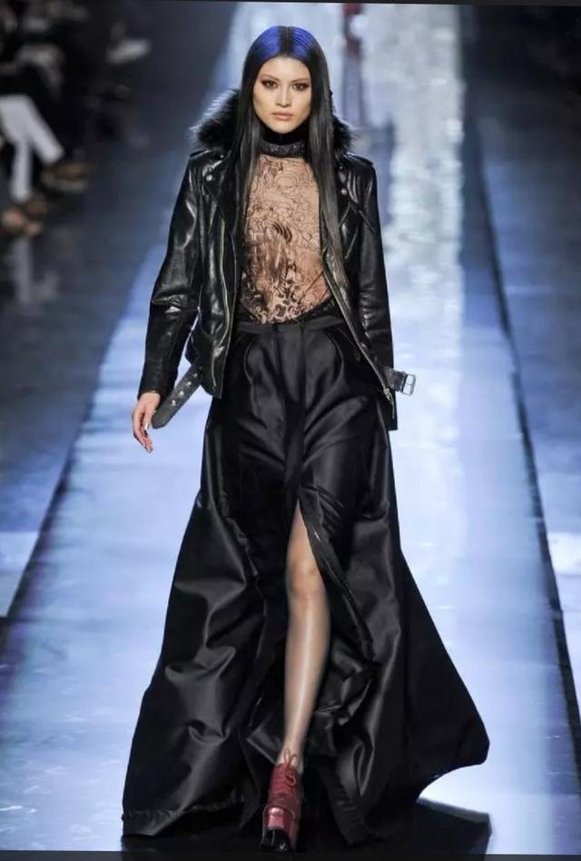 何穗不愧是超模,黑色皮衣走秀太霸气,秒变暗黑女王