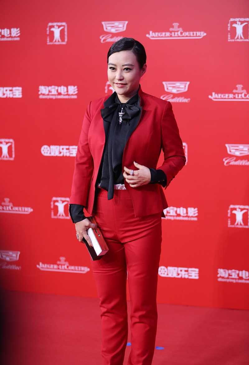 原创郝蕾也不瘦却非要挑最小码的西装穿紧绷又皱巴太像乡村企业家