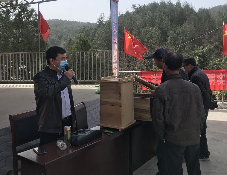 洋县龙亭镇长溪村中蜂养殖技术培训结合全市科技之春活动安排,团汉中