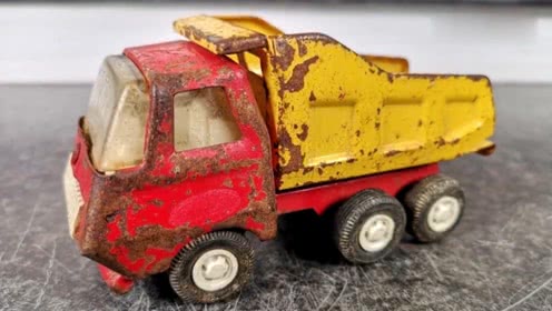 翻新1970年代废弃的卡通生锈的迷你自卸车玩具卡车