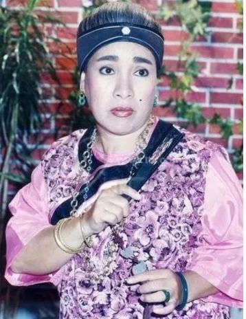 除了担任老师和导演之外,小凤仙还十分擅长撰写剧本.