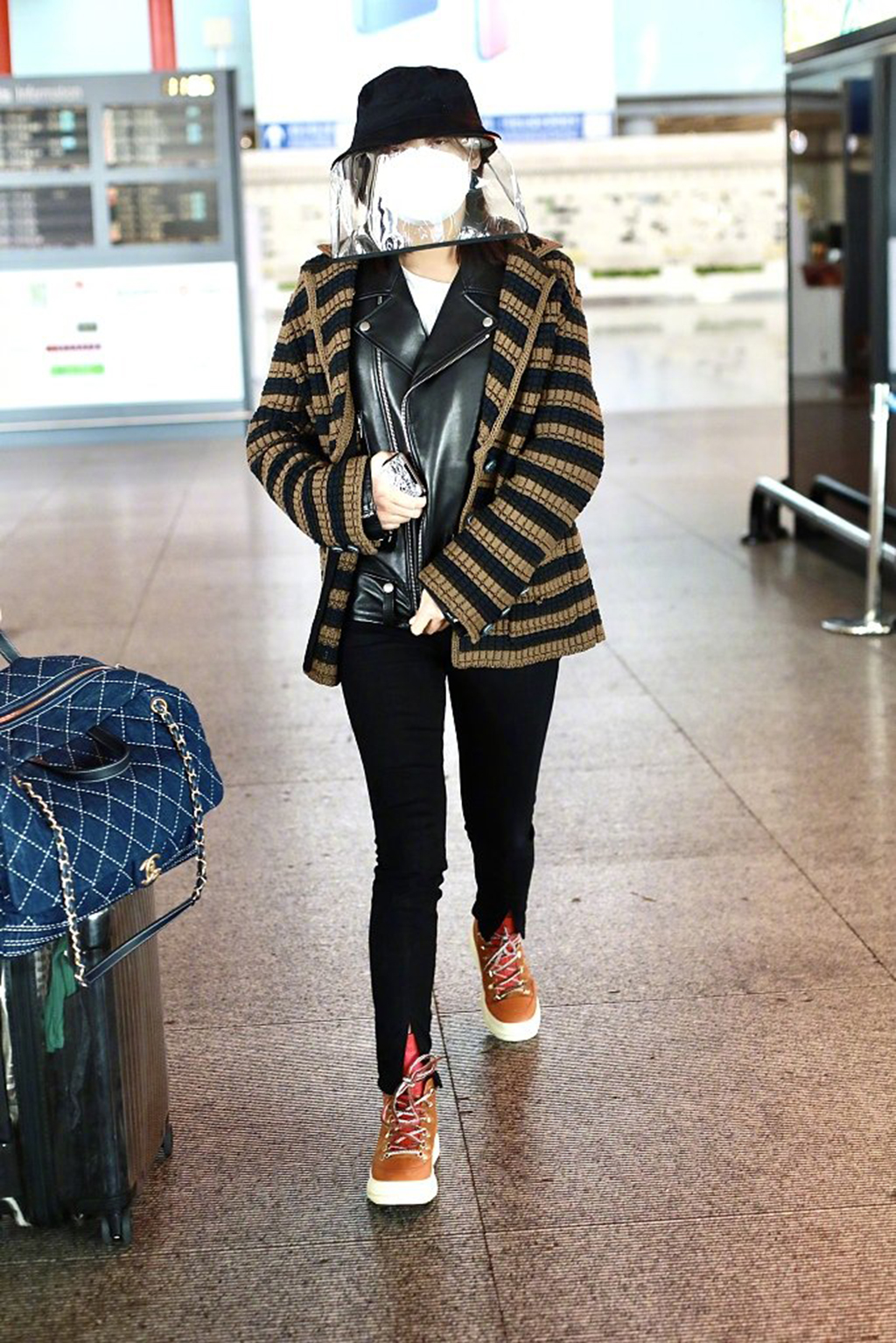 辛芷蕾硬核防护造型走机场口罩也挡不住满满的明星范