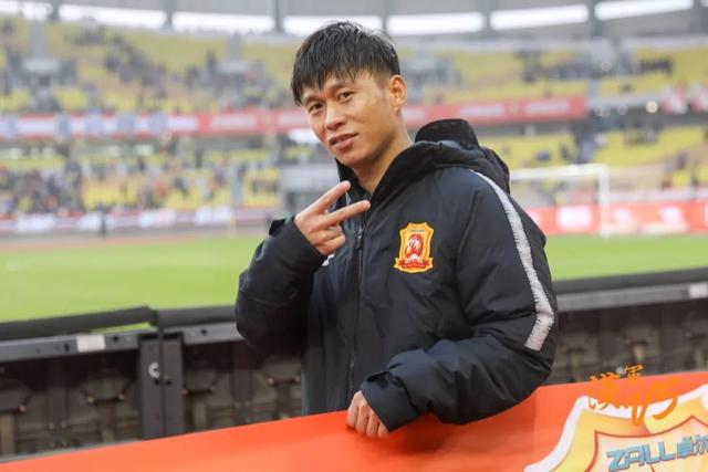 励志球员:足球启蒙始于万松园路小学,从踢野球一路踢到中超_邓世俊