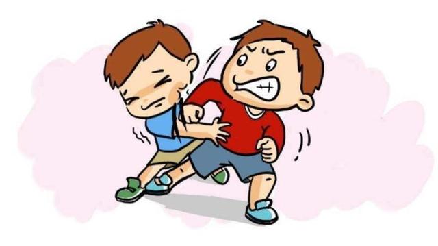 4岁男孩因抢玩具被扔出数米远:孩子闹矛盾,家长要不要介入?