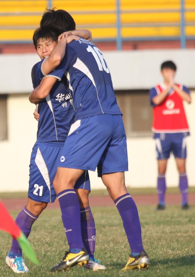 励志球员足球启蒙始于万松园路小学从踢野球一路踢到中超