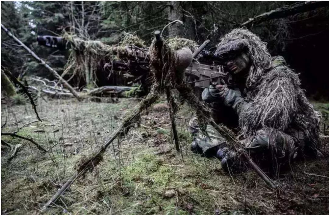 利用"欺骗人眼"的方法使人分辨不出狙击手与环境的区别以达到伪装的