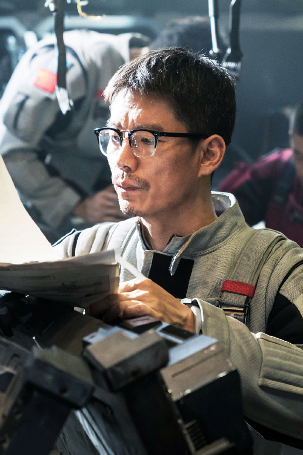 《流浪地球》剧照澎湃新闻:像你也出演了《流浪地球》,当时大家有讨论