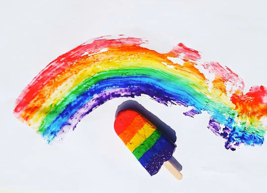 来自英国的妈妈rachel一家特别喜欢彩虹色,在她家里随处可见彩虹色的