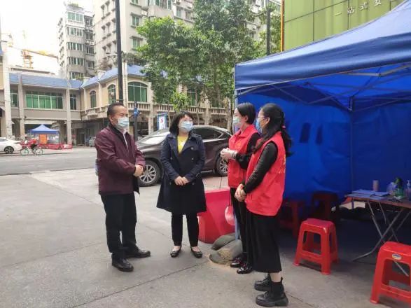 市教育局副局长胡英带队看望慰问下沉社区一线防疫人员