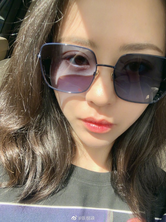 张靓颖晒自拍美照 戴墨镜涂粉唇皮肤白皙状态好