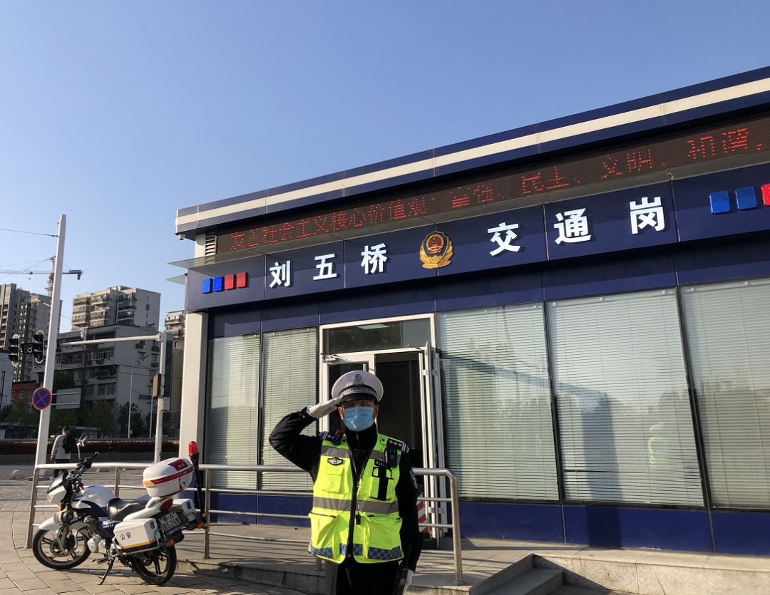 在一线武汉交警刘五桥为最美逆行者导航