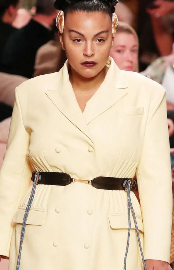 十年来第一位走上chanel秀的大码模特胖女孩的逆袭成大牌最爱